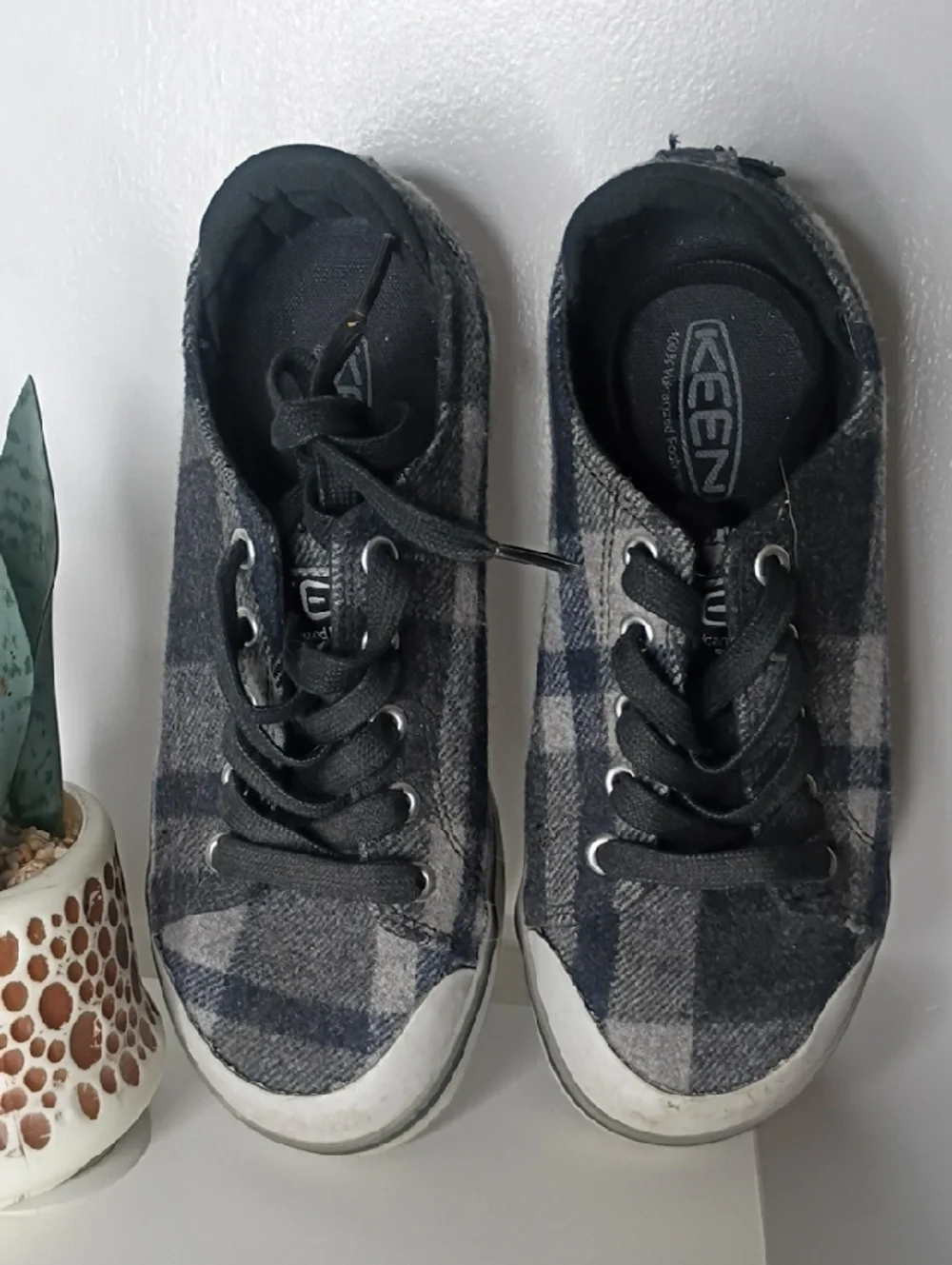 Keen Elsa III plaid wool sneakers in black and gray. Size 6